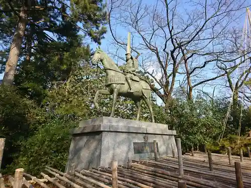 射水神社の像