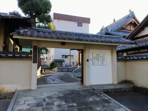 東輪寺の山門