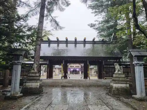 帯廣神社の山門・神門
