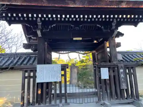 梅宮大社の山門・神門