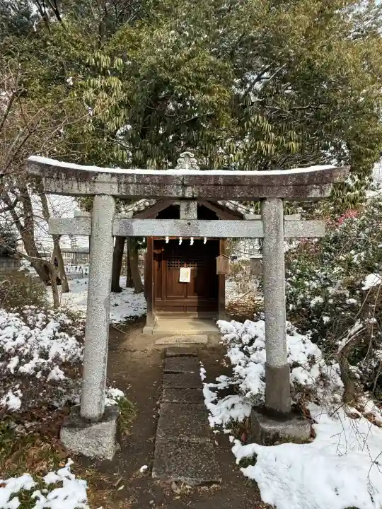 玉敷神社の{uncategorized: "未分類", other: "その他", undefined: "問題あり", building: "その他建物", grave: "お墓", sacred_gate: "鳥居", guardian: "狛犬", statue: "像", buddha: "仏像", history: "歴史", nature: "自然", garden: "庭園", animal: "動物", pagoda: "塔", temizu: "手水舎", mountain_gate: "山門・神門", sanctuary: "本殿・本堂", subordinate: "末社・摂社", art: "芸術", scenery: "景色", jizo: "地蔵", ema: "絵馬", goshuin: "御朱印", omikuji: "おみくじ", items: "授与品その他", amulet: "お守り", goshuincho: "御朱印帳", eats: "食事", festival: "お祭り", votive_dance: "神楽", shichigosan: "七五三参", wedding: "結婚式", experience: "体験その他", initially: "初詣", around: "周辺", anti_infection: "感染症対策"}
