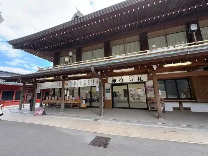 静岡浅間神社の{uncategorized: "未分類", other: "その他", undefined: "問題あり", building: "その他建物", grave: "お墓", sacred_gate: "鳥居", guardian: "狛犬", statue: "像", buddha: "仏像", history: "歴史", nature: "自然", garden: "庭園", animal: "動物", pagoda: "塔", temizu: "手水舎", mountain_gate: "山門・神門", sanctuary: "本殿・本堂", subordinate: "末社・摂社", art: "芸術", scenery: "景色", jizo: "地蔵", ema: "絵馬", goshuin: "御朱印", omikuji: "おみくじ", items: "授与品その他", amulet: "お守り", goshuincho: "御朱印帳", eats: "食事", festival: "お祭り", votive_dance: "神楽", shichigosan: "七五三参", wedding: "結婚式", experience: "体験その他", initially: "初詣", around: "周辺", anti_infection: "感染症対策"}