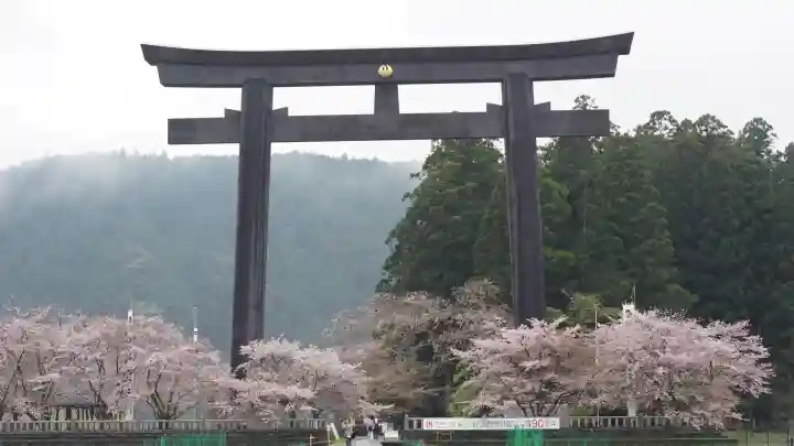熊野本宮大社の{uncategorized: "未分類", other: "その他", undefined: "問題あり", building: "その他建物", grave: "お墓", sacred_gate: "鳥居", guardian: "狛犬", statue: "像", buddha: "仏像", history: "歴史", nature: "自然", garden: "庭園", animal: "動物", pagoda: "塔", temizu: "手水舎", mountain_gate: "山門・神門", sanctuary: "本殿・本堂", subordinate: "末社・摂社", art: "芸術", scenery: "景色", jizo: "地蔵", ema: "絵馬", goshuin: "御朱印", omikuji: "おみくじ", items: "授与品その他", amulet: "お守り", goshuincho: "御朱印帳", eats: "食事", festival: "お祭り", votive_dance: "神楽", shichigosan: "七五三参", wedding: "結婚式", experience: "体験その他", initially: "初詣", around: "周辺", anti_infection: "感染症対策"}
