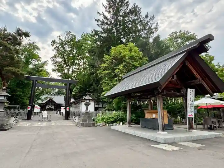 八幡愛宕神社(旭川神社)の{uncategorized: "未分類", other: "その他", undefined: "問題あり", building: "その他建物", grave: "お墓", sacred_gate: "鳥居", guardian: "狛犬", statue: "像", buddha: "仏像", history: "歴史", nature: "自然", garden: "庭園", animal: "動物", pagoda: "塔", temizu: "手水舎", mountain_gate: "山門・神門", sanctuary: "本殿・本堂", subordinate: "末社・摂社", art: "芸術", scenery: "景色", jizo: "地蔵", ema: "絵馬", goshuin: "御朱印", omikuji: "おみくじ", items: "授与品その他", amulet: "お守り", goshuincho: "御朱印帳", eats: "食事", festival: "お祭り", votive_dance: "神楽", shichigosan: "七五三参", wedding: "結婚式", experience: "体験その他", initially: "初詣", around: "周辺", anti_infection: "感染症対策"}