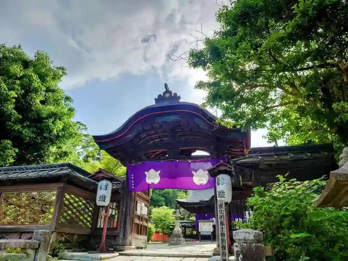 三尾神社の山門