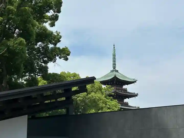 上野東照宮の{uncategorized: "未分類", other: "その他", undefined: "問題あり", building: "その他建物", grave: "お墓", sacred_gate: "鳥居", guardian: "狛犬", statue: "像", buddha: "仏像", history: "歴史", nature: "自然", garden: "庭園", animal: "動物", pagoda: "塔", temizu: "手水舎", mountain_gate: "山門・神門", sanctuary: "本殿・本堂", subordinate: "末社・摂社", art: "芸術", scenery: "景色", jizo: "地蔵", ema: "絵馬", goshuin: "御朱印", omikuji: "おみくじ", items: "授与品その他", amulet: "お守り", goshuincho: "御朱印帳", eats: "食事", festival: "お祭り", votive_dance: "神楽", shichigosan: "七五三参", wedding: "結婚式", experience: "体験その他", initially: "初詣", around: "周辺", anti_infection: "感染症対策"}