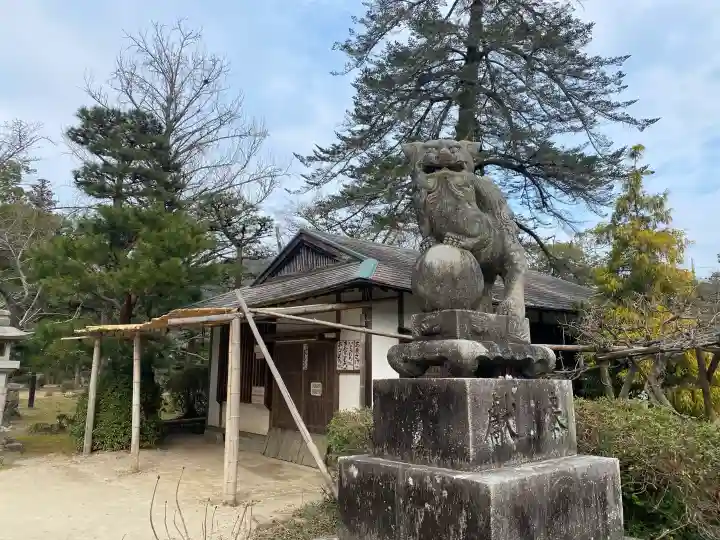 吉香神社の{uncategorized: "未分類", other: "その他", undefined: "問題あり", building: "その他建物", grave: "お墓", sacred_gate: "鳥居", guardian: "狛犬", statue: "像", buddha: "仏像", history: "歴史", nature: "自然", garden: "庭園", animal: "動物", pagoda: "塔", temizu: "手水舎", mountain_gate: "山門・神門", sanctuary: "本殿・本堂", subordinate: "末社・摂社", art: "芸術", scenery: "景色", jizo: "地蔵", ema: "絵馬", goshuin: "御朱印", omikuji: "おみくじ", items: "授与品その他", amulet: "お守り", goshuincho: "御朱印帳", eats: "食事", festival: "お祭り", votive_dance: "神楽", shichigosan: "七五三参", wedding: "結婚式", experience: "体験その他", initially: "初詣", around: "周辺", anti_infection: "感染症対策"}