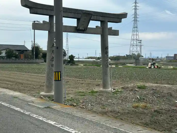 雨降神社の{uncategorized: "未分類", other: "その他", undefined: "問題あり", building: "その他建物", grave: "お墓", sacred_gate: "鳥居", guardian: "狛犬", statue: "像", buddha: "仏像", history: "歴史", nature: "自然", garden: "庭園", animal: "動物", pagoda: "塔", temizu: "手水舎", mountain_gate: "山門・神門", sanctuary: "本殿・本堂", subordinate: "末社・摂社", art: "芸術", scenery: "景色", jizo: "地蔵", ema: "絵馬", goshuin: "御朱印", omikuji: "おみくじ", items: "授与品その他", amulet: "お守り", goshuincho: "御朱印帳", eats: "食事", festival: "お祭り", votive_dance: "神楽", shichigosan: "七五三参", wedding: "結婚式", experience: "体験その他", initially: "初詣", around: "周辺", anti_infection: "感染症対策"}