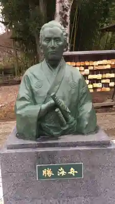 象山神社の像
