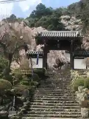 久遠寺の山門