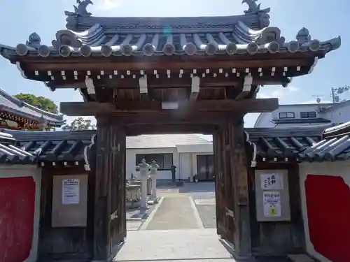 自性院常楽寺の山門