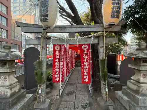 千種稲荷神社の{uncategorized: "未分類", other: "その他", undefined: "問題あり", building: "その他建物", grave: "お墓", sacred_gate: "鳥居", guardian: "狛犬", statue: "像", buddha: "仏像", history: "歴史", nature: "自然", garden: "庭園", animal: "動物", pagoda: "塔", temizu: "手水舎", mountain_gate: "山門・神門", sanctuary: "本殿・本堂", subordinate: "末社・摂社", art: "芸術", scenery: "景色", jizo: "地蔵", ema: "絵馬", goshuin: "御朱印", omikuji: "おみくじ", items: "授与品その他", amulet: "お守り", goshuincho: "御朱印帳", eats: "食事", festival: "お祭り", votive_dance: "神楽", shichigosan: "七五三参", wedding: "結婚式", experience: "体験その他", initially: "初詣", around: "周辺", anti_infection: "感染症対策"}