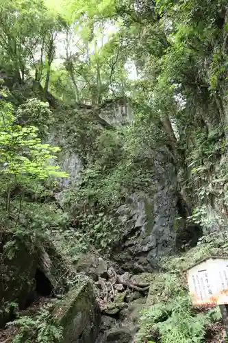 岩殿観音窟石龕(埼玉県)