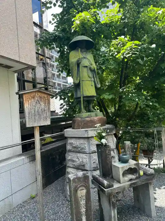頂法寺(六角堂)の{uncategorized: "未分類", other: "その他", undefined: "問題あり", building: "その他建物", grave: "お墓", sacred_gate: "鳥居", guardian: "狛犬", statue: "像", buddha: "仏像", history: "歴史", nature: "自然", garden: "庭園", animal: "動物", pagoda: "塔", temizu: "手水舎", mountain_gate: "山門・神門", sanctuary: "本殿・本堂", subordinate: "末社・摂社", art: "芸術", scenery: "景色", jizo: "地蔵", ema: "絵馬", goshuin: "御朱印", omikuji: "おみくじ", items: "授与品その他", amulet: "お守り", goshuincho: "御朱印帳", eats: "食事", festival: "お祭り", votive_dance: "神楽", shichigosan: "七五三参", wedding: "結婚式", experience: "体験その他", initially: "初詣", around: "周辺", anti_infection: "感染症対策"}