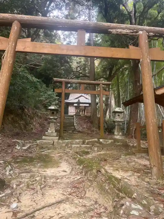 炎尾神社の{uncategorized: "未分類", other: "その他", undefined: "問題あり", building: "その他建物", grave: "お墓", sacred_gate: "鳥居", guardian: "狛犬", statue: "像", buddha: "仏像", history: "歴史", nature: "自然", garden: "庭園", animal: "動物", pagoda: "塔", temizu: "手水舎", mountain_gate: "山門・神門", sanctuary: "本殿・本堂", subordinate: "末社・摂社", art: "芸術", scenery: "景色", jizo: "地蔵", ema: "絵馬", goshuin: "御朱印", omikuji: "おみくじ", items: "授与品その他", amulet: "お守り", goshuincho: "御朱印帳", eats: "食事", festival: "お祭り", votive_dance: "神楽", shichigosan: "七五三参", wedding: "結婚式", experience: "体験その他", initially: "初詣", around: "周辺", anti_infection: "感染症対策"}