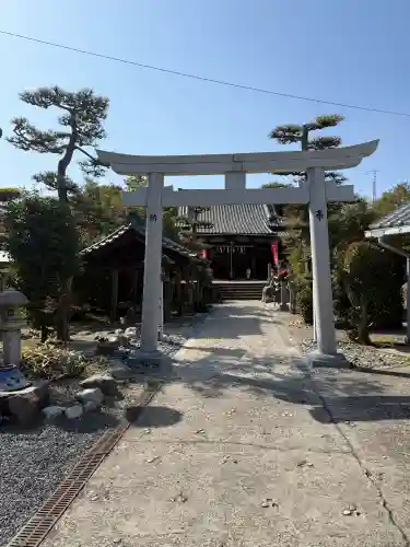 玉三稲荷神社の{uncategorized: "未分類", other: "その他", undefined: "問題あり", building: "その他建物", grave: "お墓", sacred_gate: "鳥居", guardian: "狛犬", statue: "像", buddha: "仏像", history: "歴史", nature: "自然", garden: "庭園", animal: "動物", pagoda: "塔", temizu: "手水舎", mountain_gate: "山門・神門", sanctuary: "本殿・本堂", subordinate: "末社・摂社", art: "芸術", scenery: "景色", jizo: "地蔵", ema: "絵馬", goshuin: "御朱印", omikuji: "おみくじ", items: "授与品その他", amulet: "お守り", goshuincho: "御朱印帳", eats: "食事", festival: "お祭り", votive_dance: "神楽", shichigosan: "七五三参", wedding: "結婚式", experience: "体験その他", initially: "初詣", around: "周辺", anti_infection: "感染症対策"}