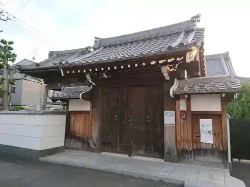 寳泉寺の山門