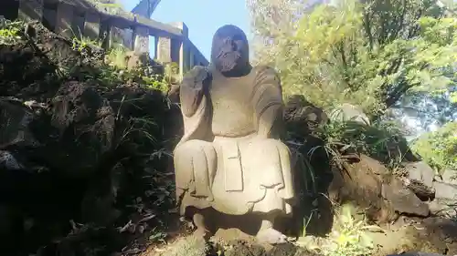 敷島神社の像