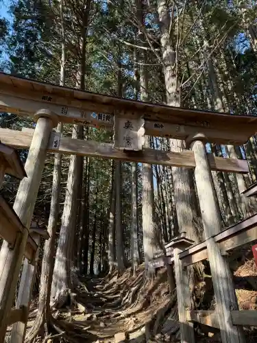 三峯神社奥宮の{uncategorized: "未分類", other: "その他", undefined: "問題あり", building: "その他建物", grave: "お墓", sacred_gate: "鳥居", guardian: "狛犬", statue: "像", buddha: "仏像", history: "歴史", nature: "自然", garden: "庭園", animal: "動物", pagoda: "塔", temizu: "手水舎", mountain_gate: "山門・神門", sanctuary: "本殿・本堂", subordinate: "末社・摂社", art: "芸術", scenery: "景色", jizo: "地蔵", ema: "絵馬", goshuin: "御朱印", omikuji: "おみくじ", items: "授与品その他", amulet: "お守り", goshuincho: "御朱印帳", eats: "食事", festival: "お祭り", votive_dance: "神楽", shichigosan: "七五三参", wedding: "結婚式", experience: "体験その他", initially: "初詣", around: "周辺", anti_infection: "感染症対策"}