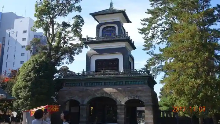尾山神社の山門・神門