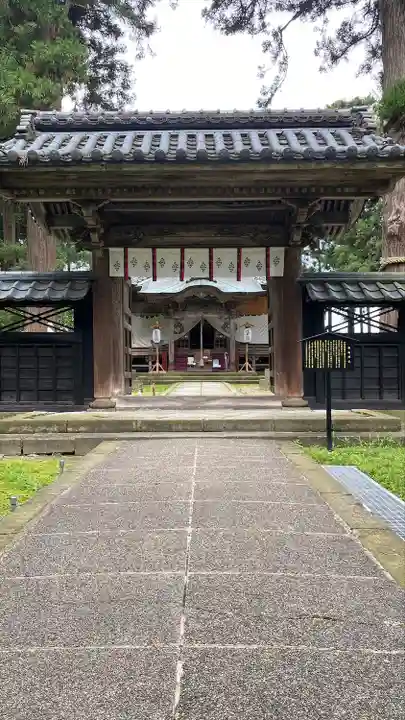 守りの神 藤基神社の山門・神門