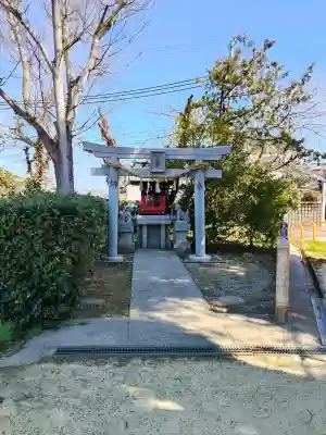 踞尾八幡神社の{uncategorized: "未分類", other: "その他", undefined: "問題あり", building: "その他建物", grave: "お墓", sacred_gate: "鳥居", guardian: "狛犬", statue: "像", buddha: "仏像", history: "歴史", nature: "自然", garden: "庭園", animal: "動物", pagoda: "塔", temizu: "手水舎", mountain_gate: "山門・神門", sanctuary: "本殿・本堂", subordinate: "末社・摂社", art: "芸術", scenery: "景色", jizo: "地蔵", ema: "絵馬", goshuin: "御朱印", omikuji: "おみくじ", items: "授与品その他", amulet: "お守り", goshuincho: "御朱印帳", eats: "食事", festival: "お祭り", votive_dance: "神楽", shichigosan: "七五三参", wedding: "結婚式", experience: "体験その他", initially: "初詣", around: "周辺", anti_infection: "感染症対策"}