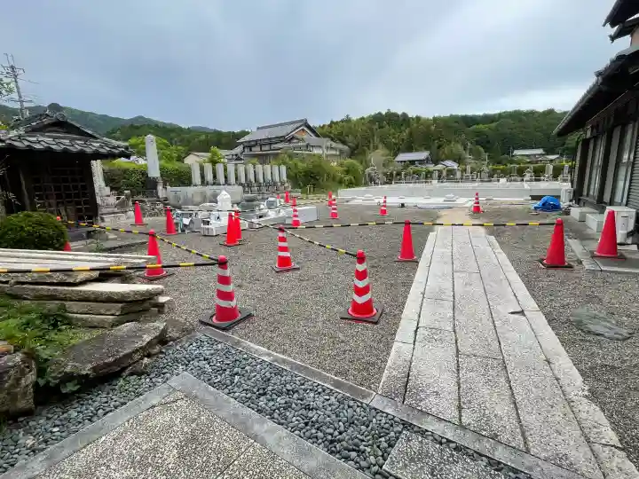 地蔵院の{uncategorized: "未分類", other: "その他", undefined: "問題あり", building: "その他建物", grave: "お墓", sacred_gate: "鳥居", guardian: "狛犬", statue: "像", buddha: "仏像", history: "歴史", nature: "自然", garden: "庭園", animal: "動物", pagoda: "塔", temizu: "手水舎", mountain_gate: "山門・神門", sanctuary: "本殿・本堂", subordinate: "末社・摂社", art: "芸術", scenery: "景色", jizo: "地蔵", ema: "絵馬", goshuin: "御朱印", omikuji: "おみくじ", items: "授与品その他", amulet: "お守り", goshuincho: "御朱印帳", eats: "食事", festival: "お祭り", votive_dance: "神楽", shichigosan: "七五三参", wedding: "結婚式", experience: "体験その他", initially: "初詣", around: "周辺", anti_infection: "感染症対策"}