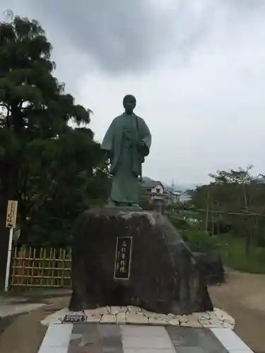 東行庵の像