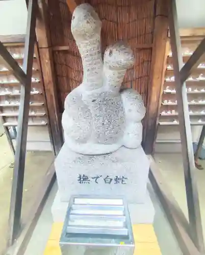 蛇窪神社の{uncategorized: "未分類", other: "その他", undefined: "問題あり", building: "その他建物", grave: "お墓", sacred_gate: "鳥居", guardian: "狛犬", statue: "像", buddha: "仏像", history: "歴史", nature: "自然", garden: "庭園", animal: "動物", pagoda: "塔", temizu: "手水舎", mountain_gate: "山門・神門", sanctuary: "本殿・本堂", subordinate: "末社・摂社", art: "芸術", scenery: "景色", jizo: "地蔵", ema: "絵馬", goshuin: "御朱印", omikuji: "おみくじ", items: "授与品その他", amulet: "お守り", goshuincho: "御朱印帳", eats: "食事", festival: "お祭り", votive_dance: "神楽", shichigosan: "七五三参", wedding: "結婚式", experience: "体験その他", initially: "初詣", around: "周辺", anti_infection: "感染症対策"}