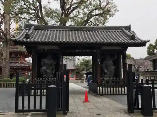 宝仙寺の山門