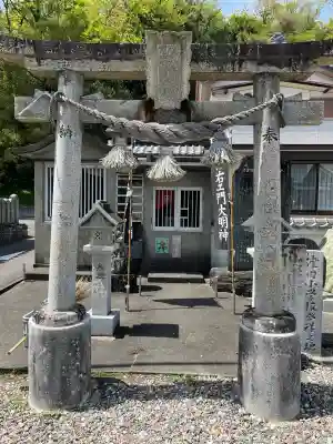 津田八幡神社の{uncategorized: "未分類", other: "その他", undefined: "問題あり", building: "その他建物", grave: "お墓", sacred_gate: "鳥居", guardian: "狛犬", statue: "像", buddha: "仏像", history: "歴史", nature: "自然", garden: "庭園", animal: "動物", pagoda: "塔", temizu: "手水舎", mountain_gate: "山門・神門", sanctuary: "本殿・本堂", subordinate: "末社・摂社", art: "芸術", scenery: "景色", jizo: "地蔵", ema: "絵馬", goshuin: "御朱印", omikuji: "おみくじ", items: "授与品その他", amulet: "お守り", goshuincho: "御朱印帳", eats: "食事", festival: "お祭り", votive_dance: "神楽", shichigosan: "七五三参", wedding: "結婚式", experience: "体験その他", initially: "初詣", around: "周辺", anti_infection: "感染症対策"}