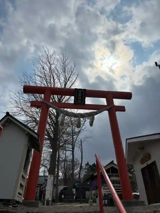 星置神社の{uncategorized: "未分類", other: "その他", undefined: "問題あり", building: "その他建物", grave: "お墓", sacred_gate: "鳥居", guardian: "狛犬", statue: "像", buddha: "仏像", history: "歴史", nature: "自然", garden: "庭園", animal: "動物", pagoda: "塔", temizu: "手水舎", mountain_gate: "山門・神門", sanctuary: "本殿・本堂", subordinate: "末社・摂社", art: "芸術", scenery: "景色", jizo: "地蔵", ema: "絵馬", goshuin: "御朱印", omikuji: "おみくじ", items: "授与品その他", amulet: "お守り", goshuincho: "御朱印帳", eats: "食事", festival: "お祭り", votive_dance: "神楽", shichigosan: "七五三参", wedding: "結婚式", experience: "体験その他", initially: "初詣", around: "周辺", anti_infection: "感染症対策"}