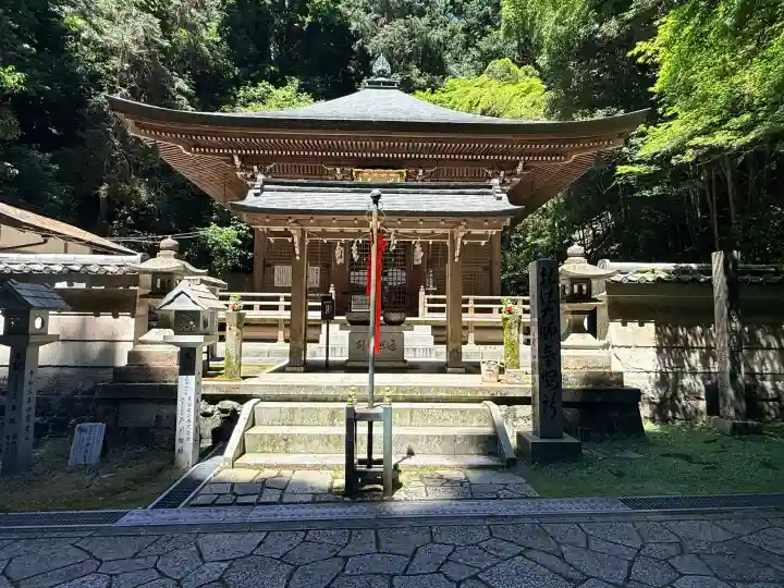 狸谷山不動院の{uncategorized: "未分類", other: "その他", undefined: "問題あり", building: "その他建物", grave: "お墓", sacred_gate: "鳥居", guardian: "狛犬", statue: "像", buddha: "仏像", history: "歴史", nature: "自然", garden: "庭園", animal: "動物", pagoda: "塔", temizu: "手水舎", mountain_gate: "山門・神門", sanctuary: "本殿・本堂", subordinate: "末社・摂社", art: "芸術", scenery: "景色", jizo: "地蔵", ema: "絵馬", goshuin: "御朱印", omikuji: "おみくじ", items: "授与品その他", amulet: "お守り", goshuincho: "御朱印帳", eats: "食事", festival: "お祭り", votive_dance: "神楽", shichigosan: "七五三参", wedding: "結婚式", experience: "体験その他", initially: "初詣", around: "周辺", anti_infection: "感染症対策"}