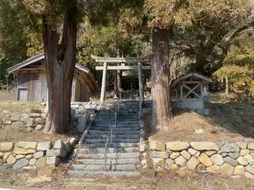 有徳神社の{uncategorized: "未分類", other: "その他", undefined: "問題あり", building: "その他建物", grave: "お墓", sacred_gate: "鳥居", guardian: "狛犬", statue: "像", buddha: "仏像", history: "歴史", nature: "自然", garden: "庭園", animal: "動物", pagoda: "塔", temizu: "手水舎", mountain_gate: "山門・神門", sanctuary: "本殿・本堂", subordinate: "末社・摂社", art: "芸術", scenery: "景色", jizo: "地蔵", ema: "絵馬", goshuin: "御朱印", omikuji: "おみくじ", items: "授与品その他", amulet: "お守り", goshuincho: "御朱印帳", eats: "食事", festival: "お祭り", votive_dance: "神楽", shichigosan: "七五三参", wedding: "結婚式", experience: "体験その他", initially: "初詣", around: "周辺", anti_infection: "感染症対策"}
