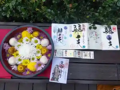 御朱印をいただきました。花水盤がいつも美しいです。