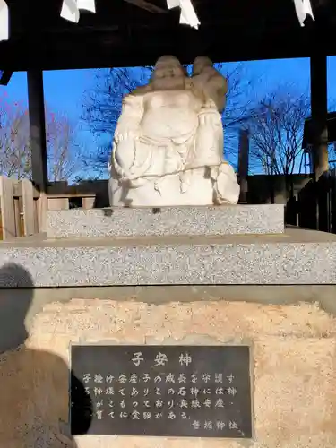 巻堀神社の像