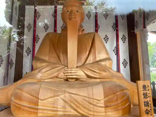 須賀神社の像