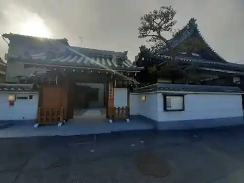 尊光寺の{uncategorized: "未分類", other: "その他", undefined: "問題あり", building: "その他建物", grave: "お墓", sacred_gate: "鳥居", guardian: "狛犬", statue: "像", buddha: "仏像", history: "歴史", nature: "自然", garden: "庭園", animal: "動物", pagoda: "塔", temizu: "手水舎", mountain_gate: "山門・神門", sanctuary: "本殿・本堂", subordinate: "末社・摂社", art: "芸術", scenery: "景色", jizo: "地蔵", ema: "絵馬", goshuin: "御朱印", omikuji: "おみくじ", items: "授与品その他", amulet: "お守り", goshuincho: "御朱印帳", eats: "食事", festival: "お祭り", votive_dance: "神楽", shichigosan: "七五三参", wedding: "結婚式", experience: "体験その他", initially: "初詣", around: "周辺", anti_infection: "感染症対策"}