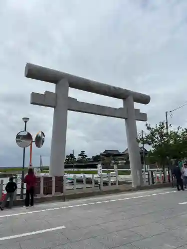 息栖神社の{uncategorized: "未分類", other: "その他", undefined: "問題あり", building: "その他建物", grave: "お墓", sacred_gate: "鳥居", guardian: "狛犬", statue: "像", buddha: "仏像", history: "歴史", nature: "自然", garden: "庭園", animal: "動物", pagoda: "塔", temizu: "手水舎", mountain_gate: "山門・神門", sanctuary: "本殿・本堂", subordinate: "末社・摂社", art: "芸術", scenery: "景色", jizo: "地蔵", ema: "絵馬", goshuin: "御朱印", omikuji: "おみくじ", items: "授与品その他", amulet: "お守り", goshuincho: "御朱印帳", eats: "食事", festival: "お祭り", votive_dance: "神楽", shichigosan: "七五三参", wedding: "結婚式", experience: "体験その他", initially: "初詣", around: "周辺", anti_infection: "感染症対策"}