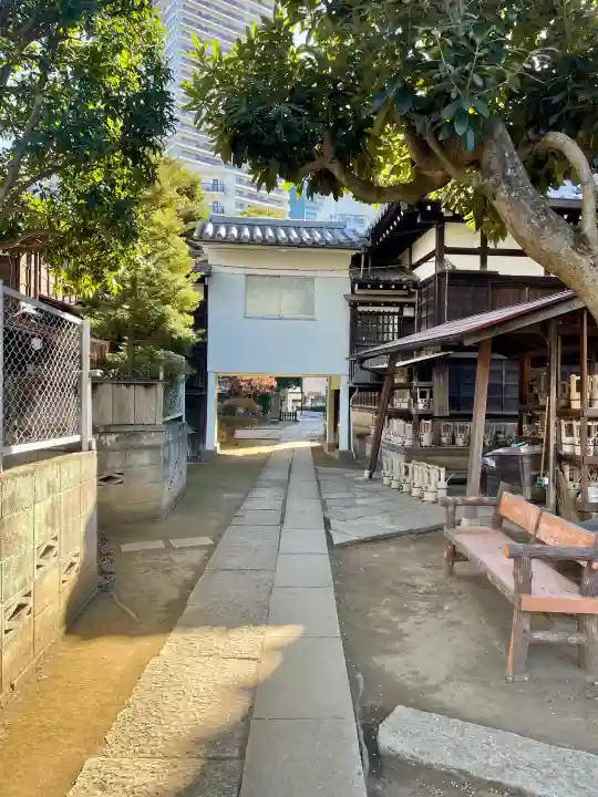 本立寺の{uncategorized: "未分類", other: "その他", undefined: "問題あり", building: "その他建物", grave: "お墓", sacred_gate: "鳥居", guardian: "狛犬", statue: "像", buddha: "仏像", history: "歴史", nature: "自然", garden: "庭園", animal: "動物", pagoda: "塔", temizu: "手水舎", mountain_gate: "山門・神門", sanctuary: "本殿・本堂", subordinate: "末社・摂社", art: "芸術", scenery: "景色", jizo: "地蔵", ema: "絵馬", goshuin: "御朱印", omikuji: "おみくじ", items: "授与品その他", amulet: "お守り", goshuincho: "御朱印帳", eats: "食事", festival: "お祭り", votive_dance: "神楽", shichigosan: "七五三参", wedding: "結婚式", experience: "体験その他", initially: "初詣", around: "周辺", anti_infection: "感染症対策"}