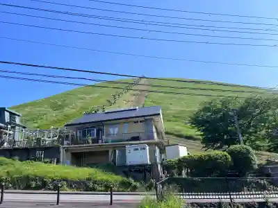 大室山浅間神社の{uncategorized: "未分類", other: "その他", undefined: "問題あり", building: "その他建物", grave: "お墓", sacred_gate: "鳥居", guardian: "狛犬", statue: "像", buddha: "仏像", history: "歴史", nature: "自然", garden: "庭園", animal: "動物", pagoda: "塔", temizu: "手水舎", mountain_gate: "山門・神門", sanctuary: "本殿・本堂", subordinate: "末社・摂社", art: "芸術", scenery: "景色", jizo: "地蔵", ema: "絵馬", goshuin: "御朱印", omikuji: "おみくじ", items: "授与品その他", amulet: "お守り", goshuincho: "御朱印帳", eats: "食事", festival: "お祭り", votive_dance: "神楽", shichigosan: "七五三参", wedding: "結婚式", experience: "体験その他", initially: "初詣", around: "周辺", anti_infection: "感染症対策"}