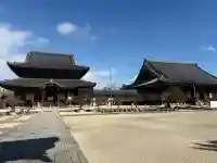 本山専修寺の{uncategorized: "未分類", other: "その他", undefined: "問題あり", building: "その他建物", grave: "お墓", sacred_gate: "鳥居", guardian: "狛犬", statue: "像", buddha: "仏像", history: "歴史", nature: "自然", garden: "庭園", animal: "動物", pagoda: "塔", temizu: "手水舎", mountain_gate: "山門・神門", sanctuary: "本殿・本堂", subordinate: "末社・摂社", art: "芸術", scenery: "景色", jizo: "地蔵", ema: "絵馬", goshuin: "御朱印", omikuji: "おみくじ", items: "授与品その他", amulet: "お守り", goshuincho: "御朱印帳", eats: "食事", festival: "お祭り", votive_dance: "神楽", shichigosan: "七五三参", wedding: "結婚式", experience: "体験その他", initially: "初詣", around: "周辺", anti_infection: "感染症対策"}