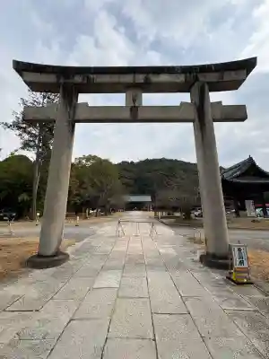 豊国廟（豊国神社飛地境内）の{uncategorized: "未分類", other: "その他", undefined: "問題あり", building: "その他建物", grave: "お墓", sacred_gate: "鳥居", guardian: "狛犬", statue: "像", buddha: "仏像", history: "歴史", nature: "自然", garden: "庭園", animal: "動物", pagoda: "塔", temizu: "手水舎", mountain_gate: "山門・神門", sanctuary: "本殿・本堂", subordinate: "末社・摂社", art: "芸術", scenery: "景色", jizo: "地蔵", ema: "絵馬", goshuin: "御朱印", omikuji: "おみくじ", items: "授与品その他", amulet: "お守り", goshuincho: "御朱印帳", eats: "食事", festival: "お祭り", votive_dance: "神楽", shichigosan: "七五三参", wedding: "結婚式", experience: "体験その他", initially: "初詣", around: "周辺", anti_infection: "感染症対策"}