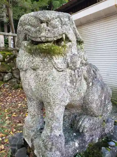 宇奈月神社の狛犬