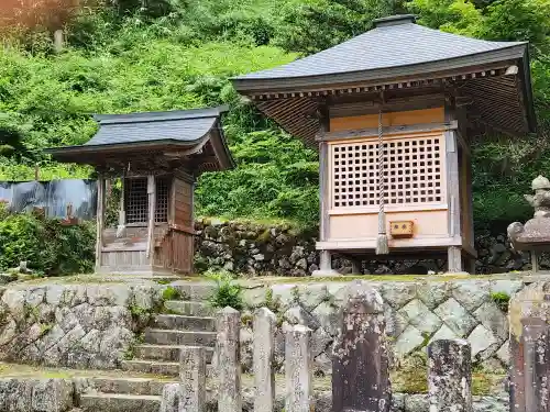 伊尼神社の末社