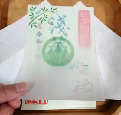 【七夕・浅草神社】
七夕の御朱印は紙が2枚になっております。
浄書した紙の上に薄紙を貼り付けております。
2枚1組の御朱印として剥がさずにそのまま御朱印帳へ
貼り付けくださいませ。