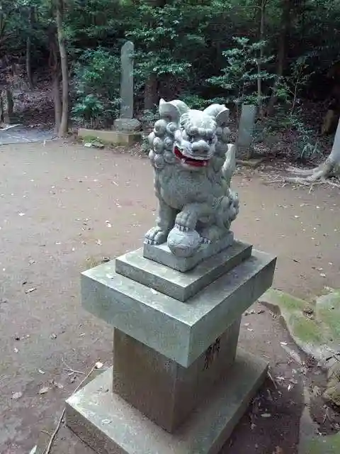 村社御嶽神社の狛犬