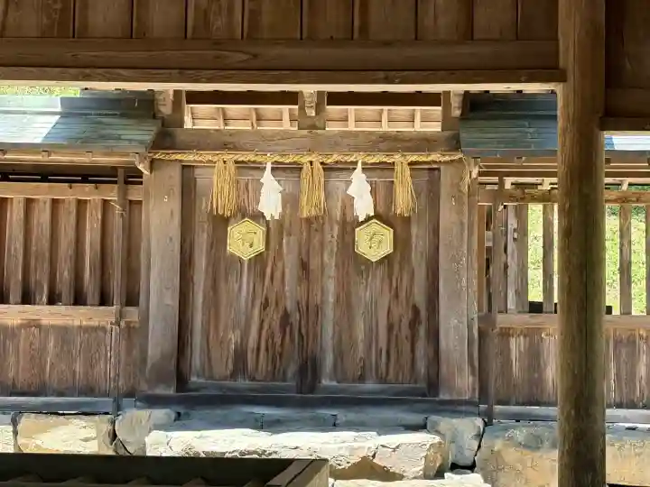 眞名井神社の{uncategorized: "未分類", other: "その他", undefined: "問題あり", building: "その他建物", grave: "お墓", sacred_gate: "鳥居", guardian: "狛犬", statue: "像", buddha: "仏像", history: "歴史", nature: "自然", garden: "庭園", animal: "動物", pagoda: "塔", temizu: "手水舎", mountain_gate: "山門・神門", sanctuary: "本殿・本堂", subordinate: "末社・摂社", art: "芸術", scenery: "景色", jizo: "地蔵", ema: "絵馬", goshuin: "御朱印", omikuji: "おみくじ", items: "授与品その他", amulet: "お守り", goshuincho: "御朱印帳", eats: "食事", festival: "お祭り", votive_dance: "神楽", shichigosan: "七五三参", wedding: "結婚式", experience: "体験その他", initially: "初詣", around: "周辺", anti_infection: "感染症対策"}