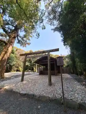 月夜見宮（豊受大神宮別宮）の{uncategorized: "未分類", other: "その他", undefined: "問題あり", building: "その他建物", grave: "お墓", sacred_gate: "鳥居", guardian: "狛犬", statue: "像", buddha: "仏像", history: "歴史", nature: "自然", garden: "庭園", animal: "動物", pagoda: "塔", temizu: "手水舎", mountain_gate: "山門・神門", sanctuary: "本殿・本堂", subordinate: "末社・摂社", art: "芸術", scenery: "景色", jizo: "地蔵", ema: "絵馬", goshuin: "御朱印", omikuji: "おみくじ", items: "授与品その他", amulet: "お守り", goshuincho: "御朱印帳", eats: "食事", festival: "お祭り", votive_dance: "神楽", shichigosan: "七五三参", wedding: "結婚式", experience: "体験その他", initially: "初詣", around: "周辺", anti_infection: "感染症対策"}