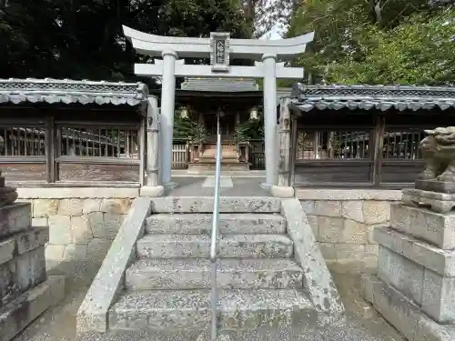 八幡神社(水口町新城)の{uncategorized: "未分類", other: "その他", undefined: "問題あり", building: "その他建物", grave: "お墓", sacred_gate: "鳥居", guardian: "狛犬", statue: "像", buddha: "仏像", history: "歴史", nature: "自然", garden: "庭園", animal: "動物", pagoda: "塔", temizu: "手水舎", mountain_gate: "山門・神門", sanctuary: "本殿・本堂", subordinate: "末社・摂社", art: "芸術", scenery: "景色", jizo: "地蔵", ema: "絵馬", goshuin: "御朱印", omikuji: "おみくじ", items: "授与品その他", amulet: "お守り", goshuincho: "御朱印帳", eats: "食事", festival: "お祭り", votive_dance: "神楽", shichigosan: "七五三参", wedding: "結婚式", experience: "体験その他", initially: "初詣", around: "周辺", anti_infection: "感染症対策"}